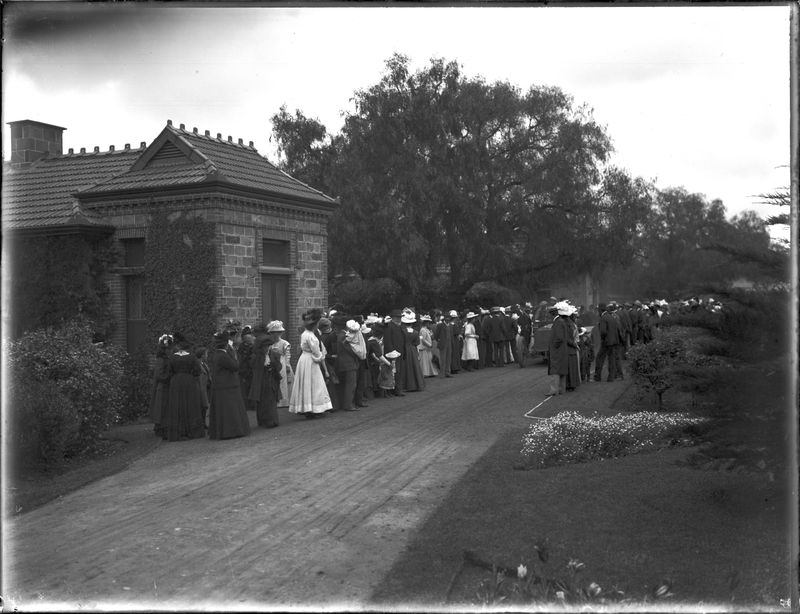 Figure 3: Guests lining up for a car ride during a garden fête at Anlaby, c. 1908. Source: AGSA 20041RJN5430.